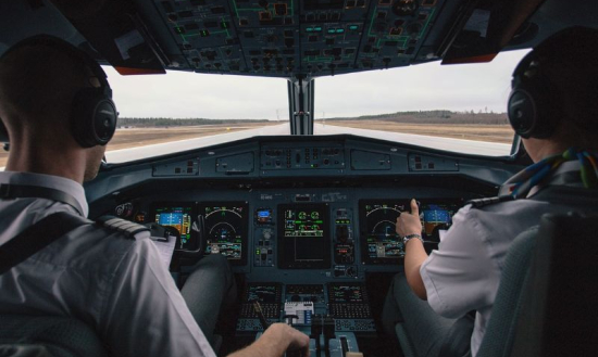 due piloti dell'aviazione civile giovani