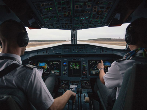 due piloti dell'aviazione civile giovani